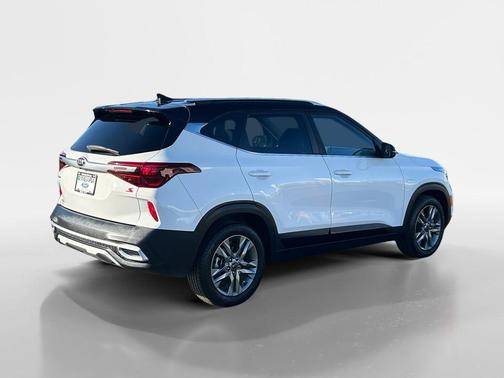 Clear White / Black Roof 2021 Kia Seltos S