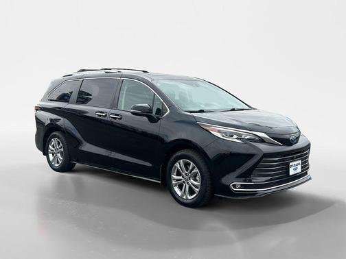 2022 Toyota Sienna Platinum 7 Passenger