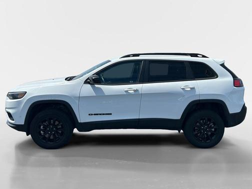 Bright White Clearcoat 2023 Jeep Cherokee Altitude Lux