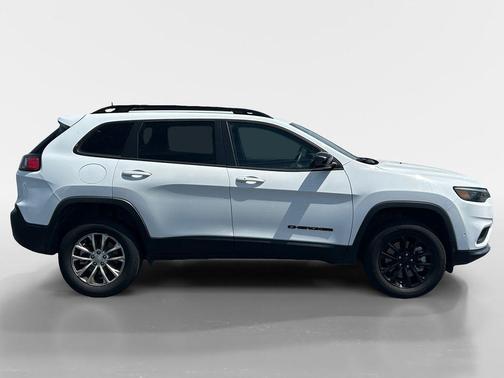 Bright White Clearcoat 2023 Jeep Cherokee Altitude Lux
