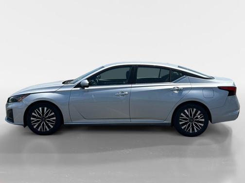 Brilliant Silver Metallic 2023 Nissan Altima 2.5 SV