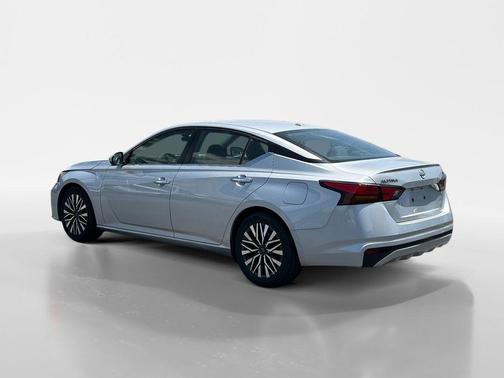 Brilliant Silver Metallic 2023 Nissan Altima 2.5 SV