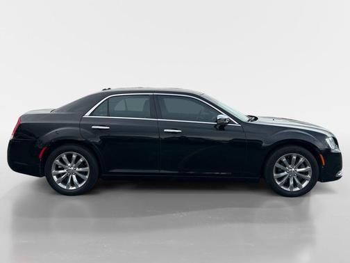 Gloss Black 2018 Chrysler 300 Limited