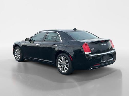 Gloss Black 2018 Chrysler 300 Limited