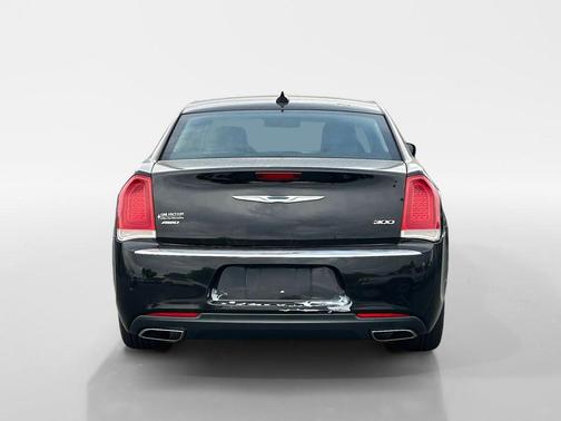 Gloss Black 2018 Chrysler 300 Limited