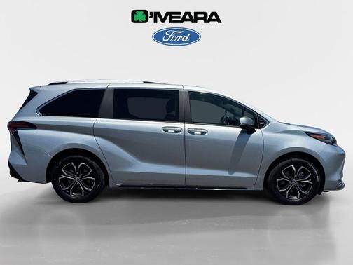 2025 Toyota Sienna Platinum 7 Passenger