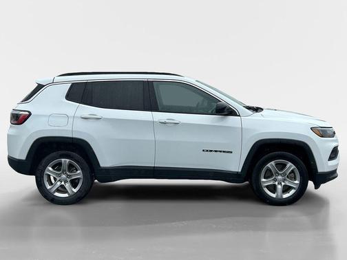 Bright White Clearcoat 2024 Jeep Compass Latitude