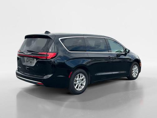 Brilliant Black Crystal Pearlcoat 2023 Chrysler Pacifica Touring-L