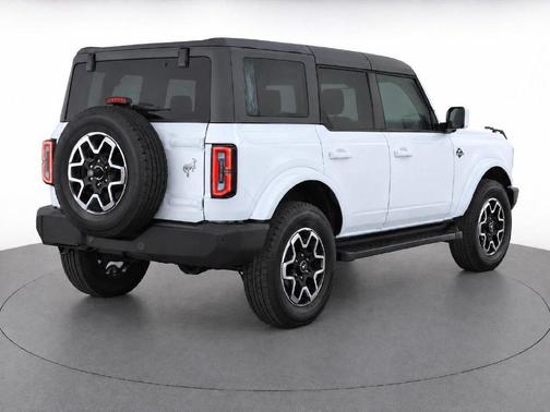 Oxford White 2025 Ford Bronco Outer Banks