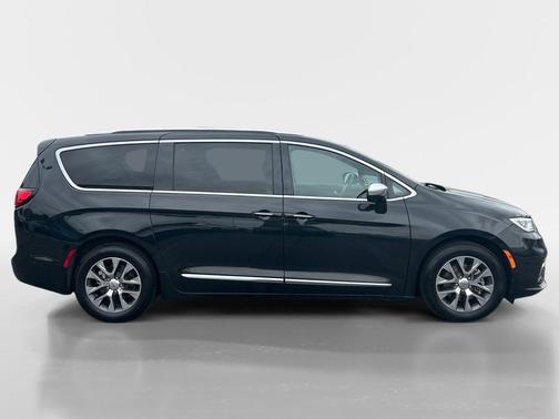 Brilliant Black Crystal Pearlcoat 2021 Chrysler Pacifica Hybrid Pinnacle