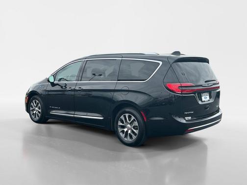 Brilliant Black Crystal Pearlcoat 2021 Chrysler Pacifica Hybrid Pinnacle
