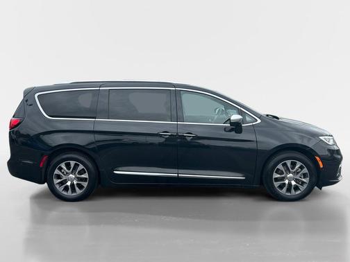 Brilliant Black Crystal Pearlcoat 2021 Chrysler Pacifica Hybrid Pinnacle