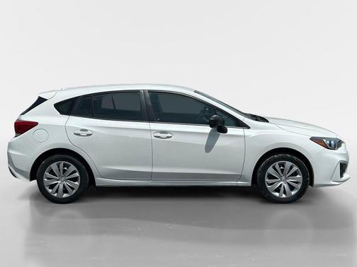 Crystal White Pearl 2019 Subaru Impreza 2.0i