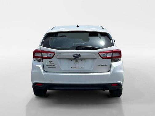 Crystal White Pearl 2019 Subaru Impreza 2.0i