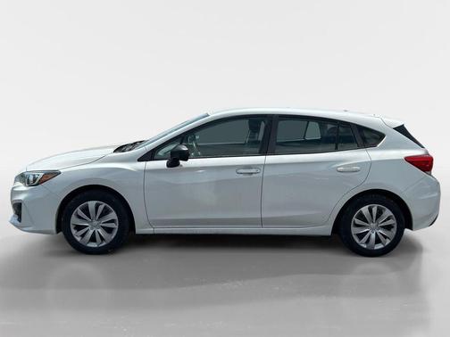 Crystal White Pearl 2019 Subaru Impreza 2.0i
