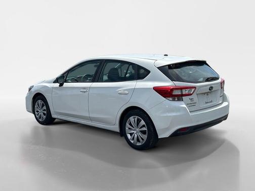 Crystal White Pearl 2019 Subaru Impreza 2.0i