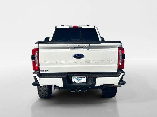 Oxford White 2023 Ford F-250 Lariat