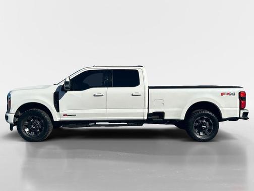 Oxford White 2023 Ford F-250 Lariat