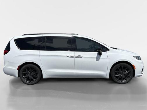 Bright White Clearcoat 2025 Chrysler Pacifica Limited