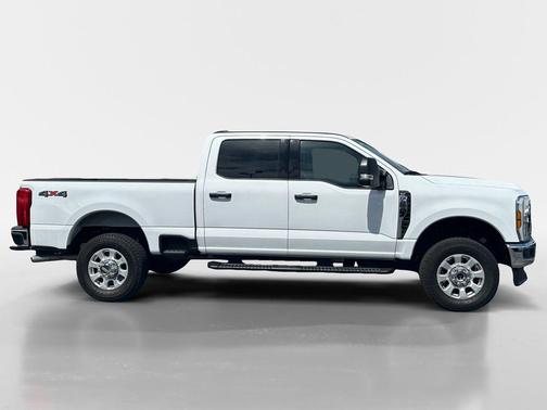 Oxford White 2024 Ford F-250 XLT