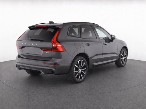 Platinum Gray Metallic 2024 Volvo XC60 B5 Plus Dark Theme