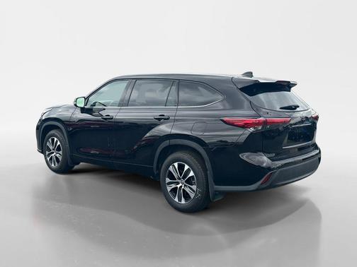 Amber 2022 Toyota Highlander L