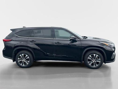 Amber 2022 Toyota Highlander L