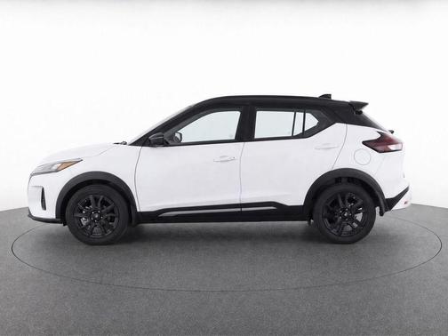 Aspen White / Super Black 2023 Nissan Kicks SR
