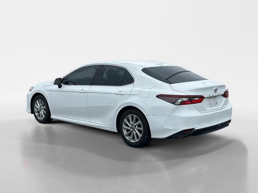 Ice 2023 Toyota Camry LE