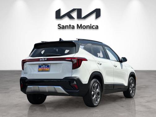 Clear White / Black Roof 2024 Kia Seltos S