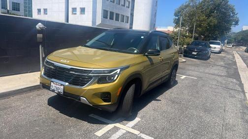 Green / Black 2024 Kia Seltos S