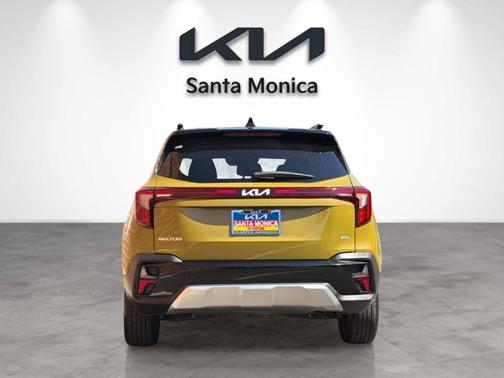 Green / Black 2024 Kia Seltos S
