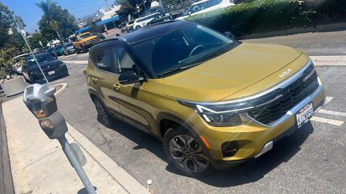 Green / Black 2024 Kia Seltos S