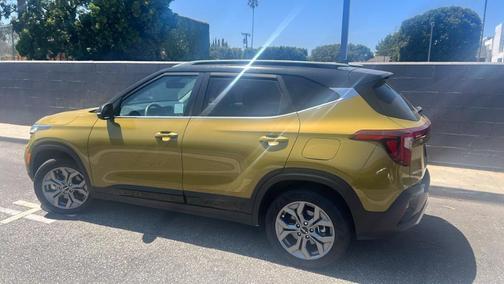 Green / Black 2024 Kia Seltos S