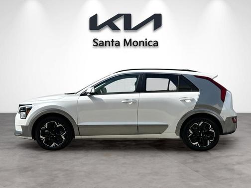 Snow White Pearl 2023 Kia Niro EV Wave