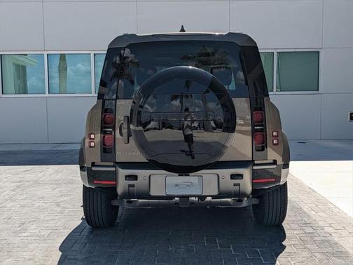 2024 Land Rover Defender 90 P400 X-Dynamic SE