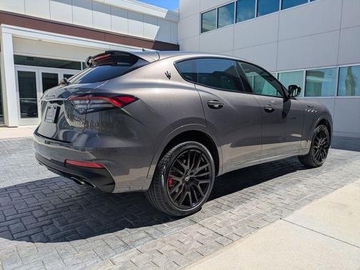 Grigio 2024 Maserati Levante Modena Ultima