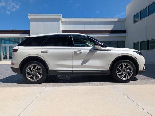 Pristine White Metallic Tri-Coat 2023 Lincoln Corsair Standard