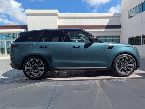 Giola Green Metallic 2026 Land Rover Range Rover Sport SE