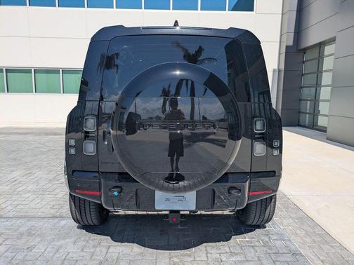 Santorini Black Metallic 2026 Land Rover Defender P400 X-Dynamic SE
