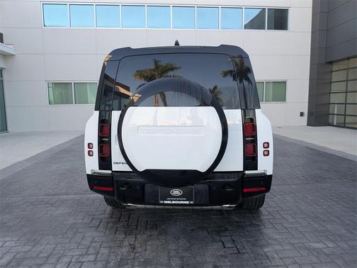 2025 Land Rover Defender 130 P400 X-Dynamic SE