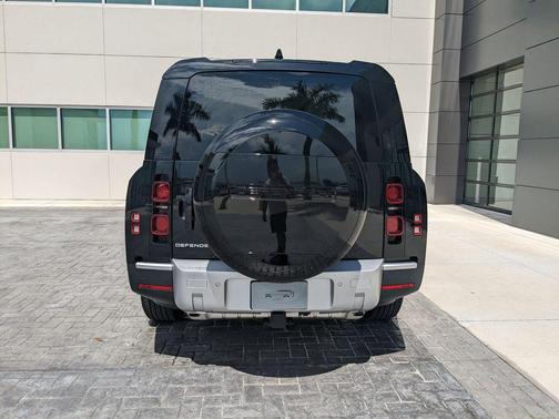 2025 Land Rover Defender 130 P400 S