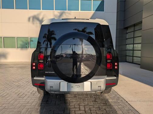 2025 Land Rover Defender 130 P400 S