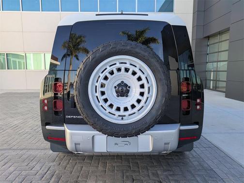 2025 Land Rover Defender 130 P400 S