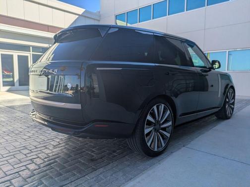 2026 Land Rover Range Rover P615 SV