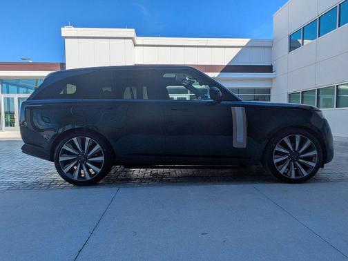 2026 Land Rover Range Rover P615 SV