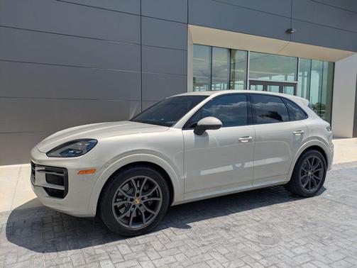 Cashmere Beige Metallic 2024 Porsche Cayenne S