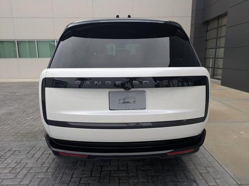Ostuni Pearl Wht Prem Met 2025 Land Rover Range Rover P400 SE 7 Seat