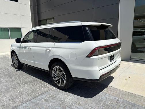 Pristine White Metallic Tri-Coat 2025 Lincoln Navigator Reserve