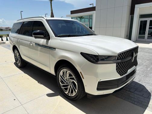 Pristine White Metallic Tri-Coat 2025 Lincoln Navigator Reserve